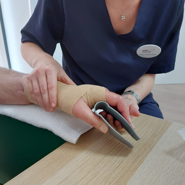 Pinza lumbrical, empleada para estimular la musculatura intrínseca de la mano y trabajar su estabilidad